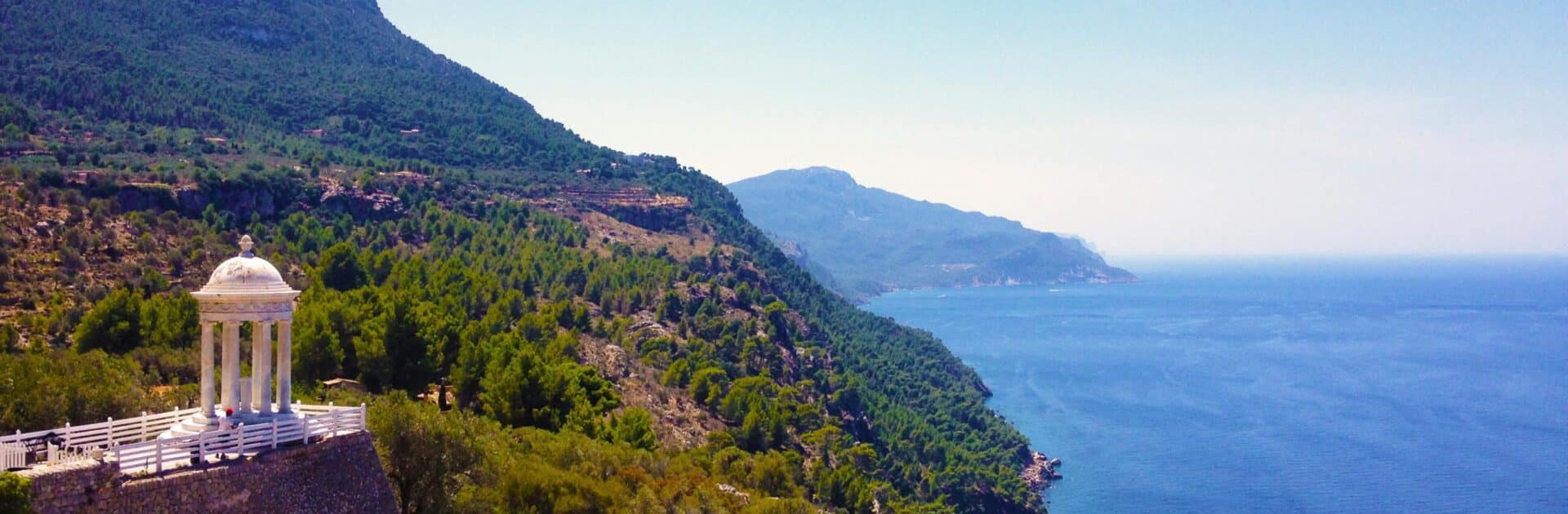 WeiÃŸe Kuppelterrasse Auf Brauner Klippe WÃ¤hrend Des Tages